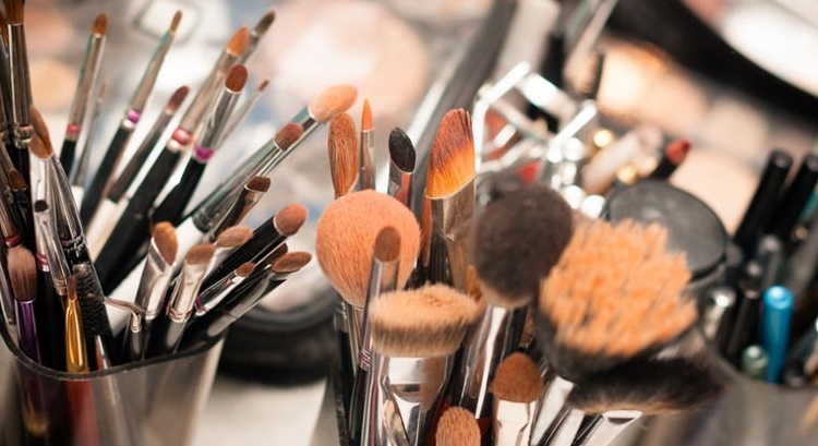 dirty make up tools cause skin breakout