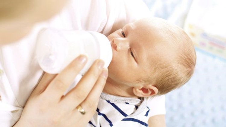 Breastfeeding and formula